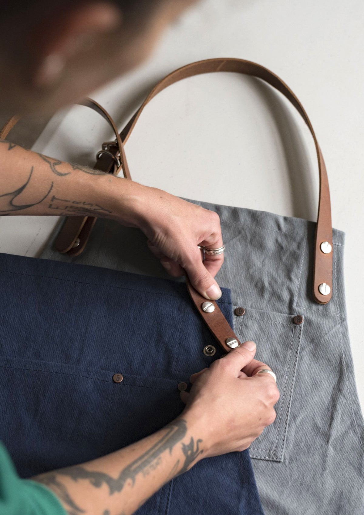 Handgefertigte Original Latzschürze mit Lederträgern Unisex | Risdon & Risdon