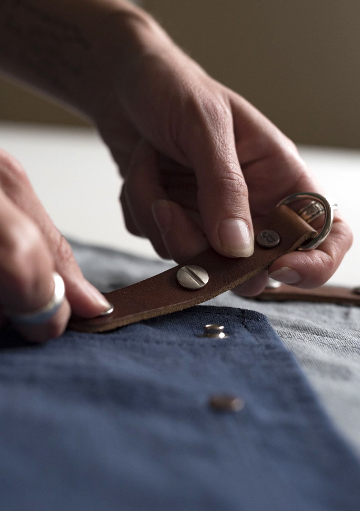 Handgefertigte Original Latzschürze mit Lederträgern Unisex | Risdon & Risdon