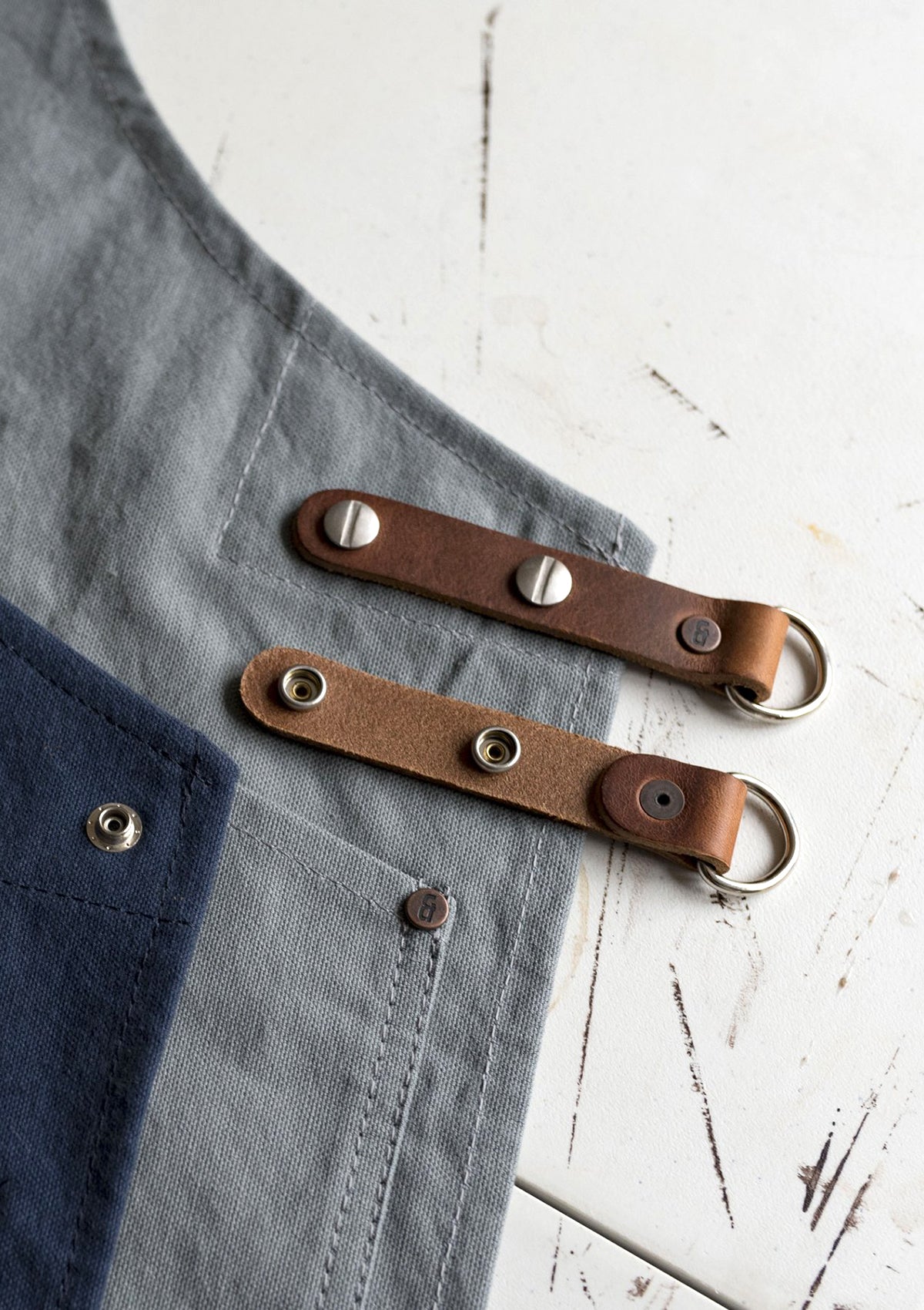 Handgefertigte Original Latzschürze mit Lederträgern Unisex | Risdon & Risdon